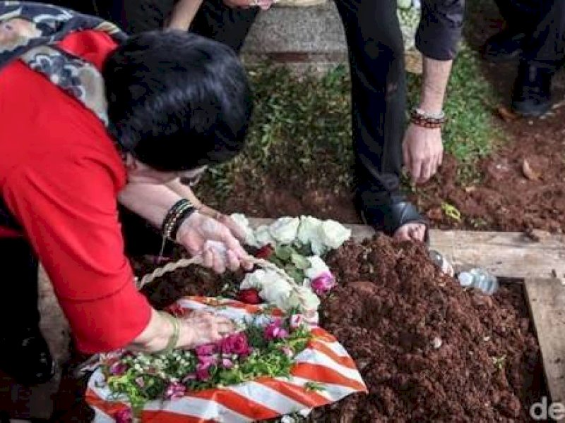 Guruh Soekarnoputra Dimakamkan di Samping Makam Ibunya Fatmawati