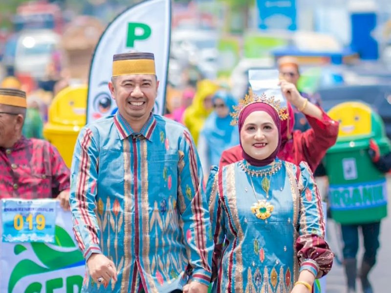 Kadis DLH Wajo dan Istri Tampil Memukau di Ajang Fashion Show Pimpinan OPD
