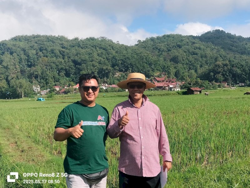 Pong Alvaro bersama salah satu pemilik lahan Yusuf Rombe berpose background persawahan yang akan jadi lokasi pembangunan Terminal Tipe A di Kecamatan Sopai. 