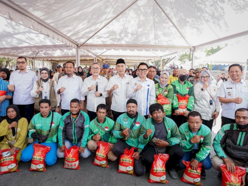 Sudirman Dampingi Zulhas Salurkan Bantuan Pangan 22,5 Ton Beras di Makassar