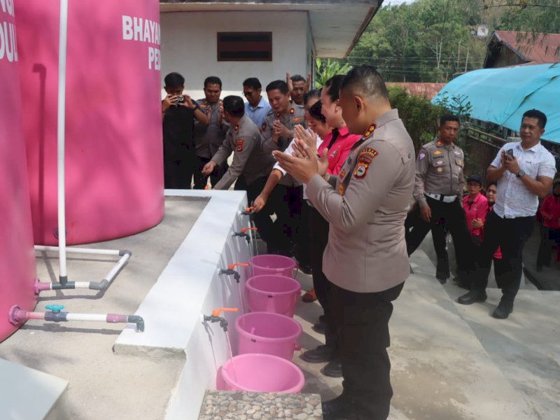 Kapolres Torut-Ketua Bhayangkari Resmikan Sumur Bor Air Bersih di Kesu 