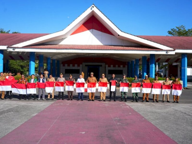 HUT ke-81 RI, Pemkab Maros Bagi 1.000 Bendera kepada Masyarakat Tidak Mampu