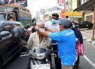 Kabut Asap Dampak Karhutla Selimuti Parepare, Pemkot Bagi Masker di Jalan  