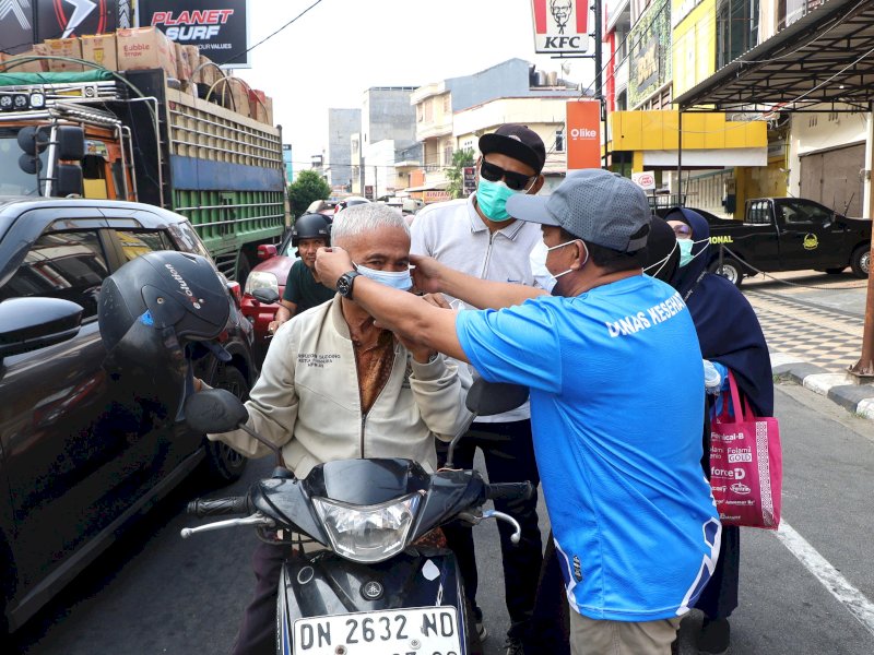 Kabut Asap Dampak Karhutla Selimuti Parepare, Pemkot Bagi Masker di Jalan  