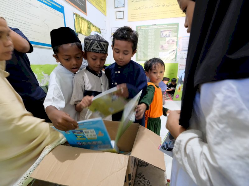 PLN UIP Sulawesi Salurkan Bantuan Buku ke Anak Panti Asuhan Qudratul Ummah