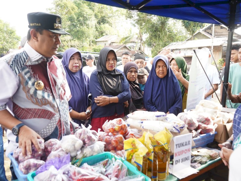 Pj Gubernur Sulbar Bahtiar Baharuddin memantau harga pangan di pasar. 