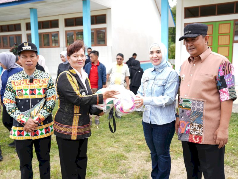 Sofha Marwah bersama Pj Gubernur Sulbar Bahtiar membagikan bantuan bagi ibu hamil dan balita di Kecamatan Nosu. 