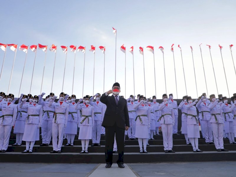 Danny saat mengukuhkan Paskibra HUT RI.