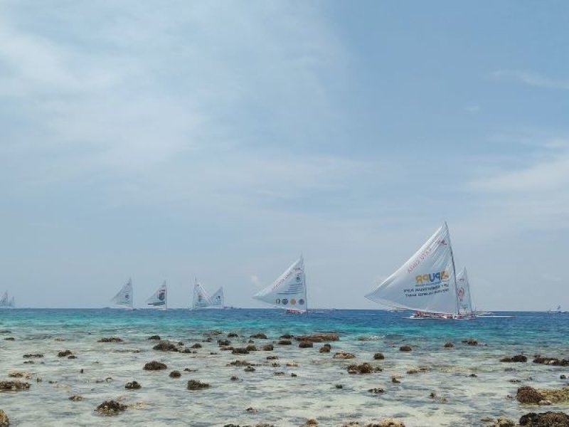 Perahu khas Sandeq saat berada di perairan Sumare Mamuju