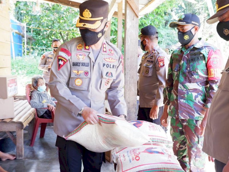 Kapolres Tator saat menyerahkan beras bantuan ke masyarakat terdampak Covid-19.