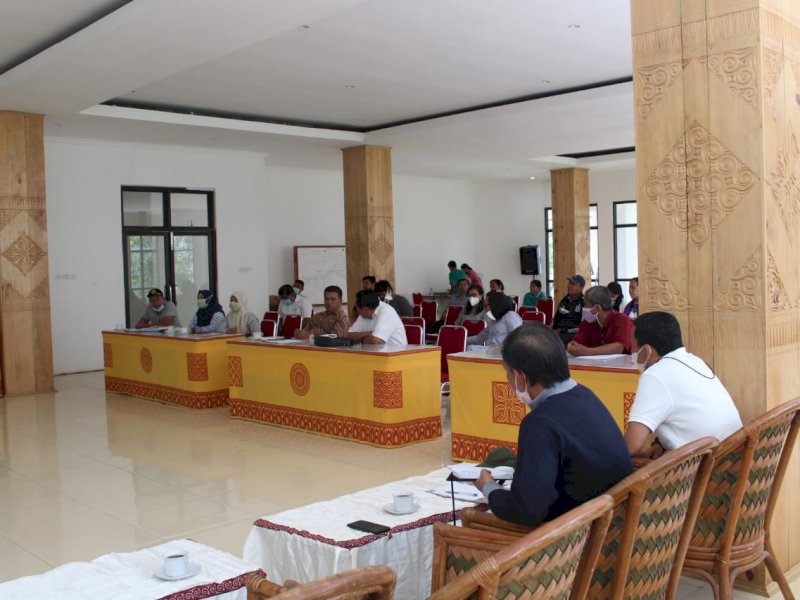 Ombas saat memimpin Rapat pengembangan Wisata Kalimbuang Bori'.
