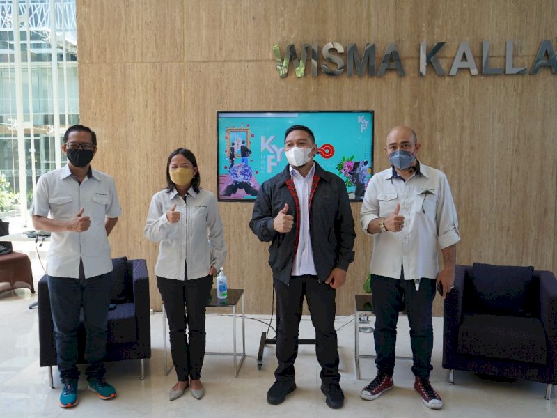 Manajemen Kalla Group dan pihak Pemkot Makassar foto bersama usai memberikan keterangana terkait KYF 2021. (Foto: Ist)