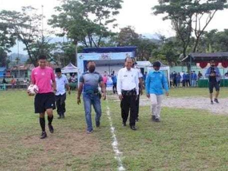 Sekda Torut Rede Roni membuka turnamen sepakbola KNPI Cup 2021.