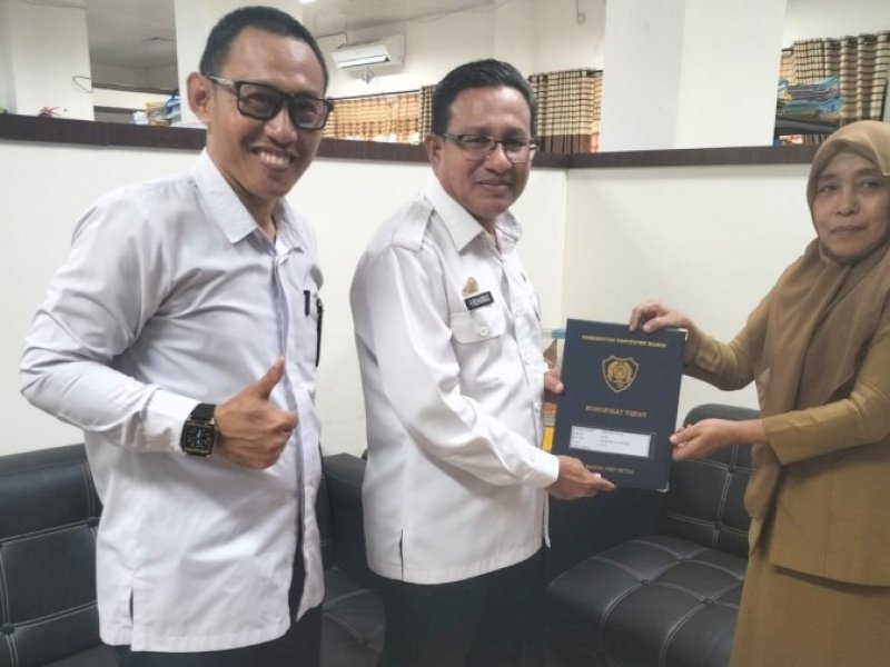 Kakankemenag Maros Muhammad didampingi Ketua Tim Percepatan Hibah M Yusuf Jufri menerima sertifikat dari perwakilan Pemkab Maros.