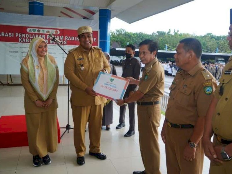 Capai Target, Bupati Maros Berikan Insentif PBB-P2 Kepada Camat-Kades