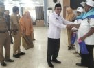 Bersama Wabup, Kakankemenag Maros Serahkan Paket Perlindungan Kesehatan Jemaah Haji