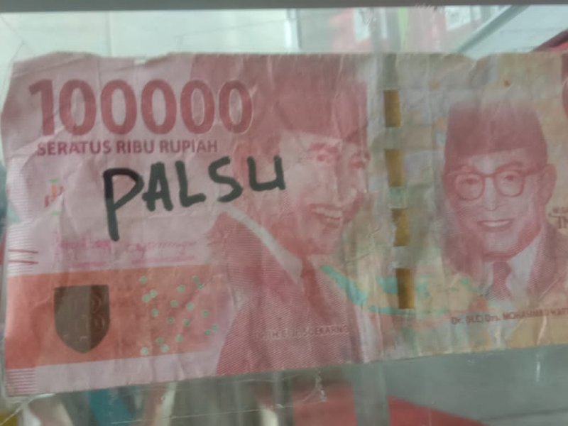 Uang palsu di pajang di Toko Nabil Heril. (Foto: Mahmud Sewang)