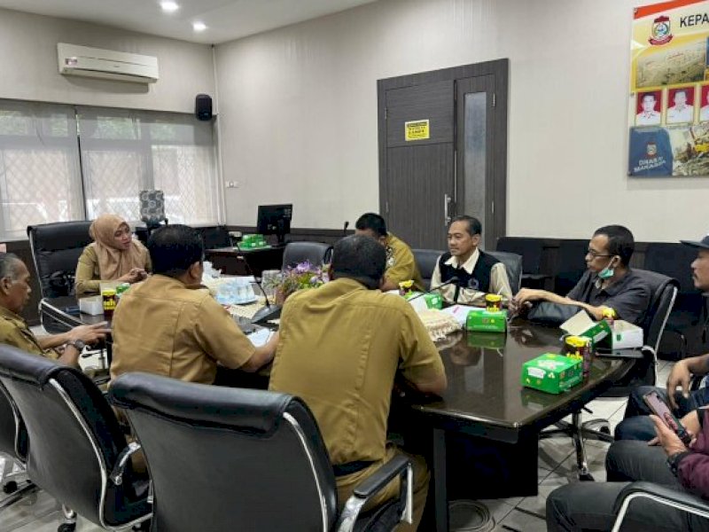 Kadis PU Makassar Zuhaelsi Zubir menerima warga Barombong di kantor Dinas PU, Selasa (25/1/2022).