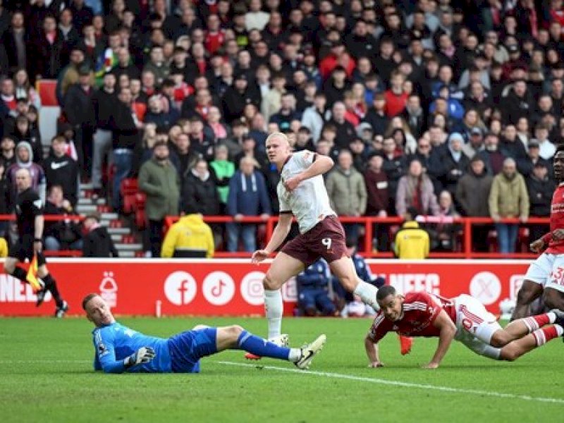 Manchester City menjebol gawang Nottingham. (int) 