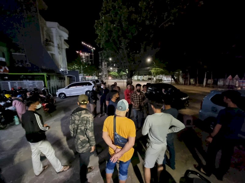 Polisi saat membubarkan aksi tawuran di Jalan Lamaddukelleng.