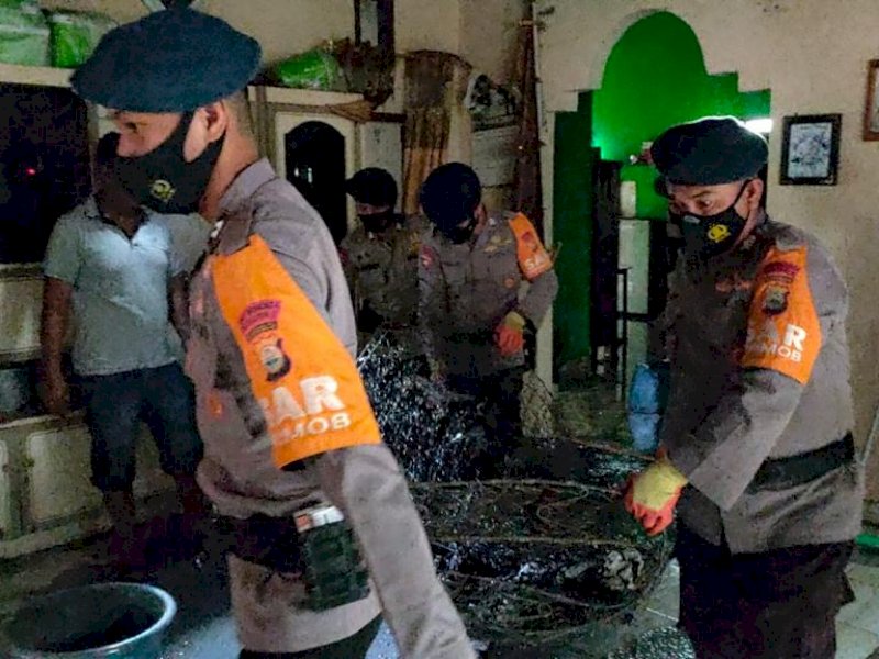 Aksi kemanusiaan Brimob Bone bantu korban kebarakan di Ulaweng.