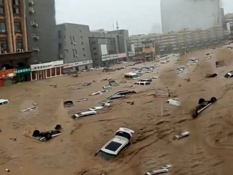 Banjir dahsyar melanda China akibat hujan ekstrem. 