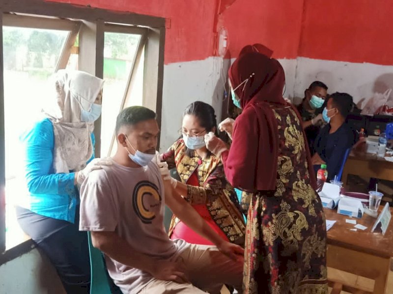 Vaksinasi yang digelar Yonif Woroagi.