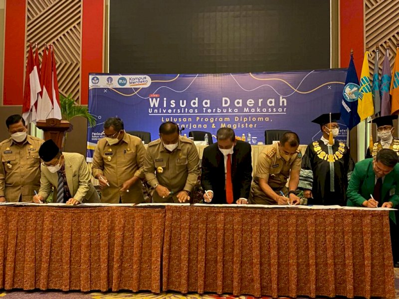 Bupati Wajo, Amran Mahmud, menandatangani nota kesepahaman atau Memorandum of Understanding (MoU) dengan dengan Univesitas Terbuka (UT).