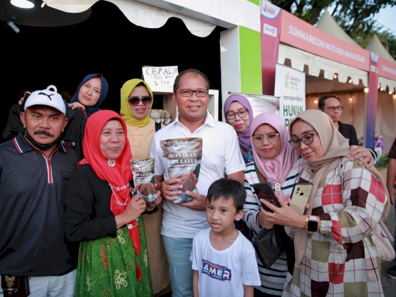 Wali Kota Makassar, Danny Pomanto (tengah) saat bersama pengunjung F8 