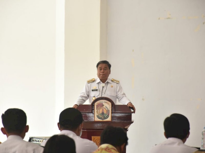 Ombas saat memberikan sambutan di acara peningkatan kapasitas Aparatur Pemerintah Lembang.