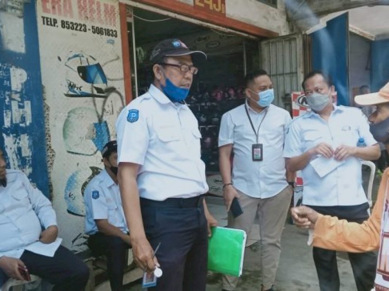 Pendataan parkir di Jalan Veteran.