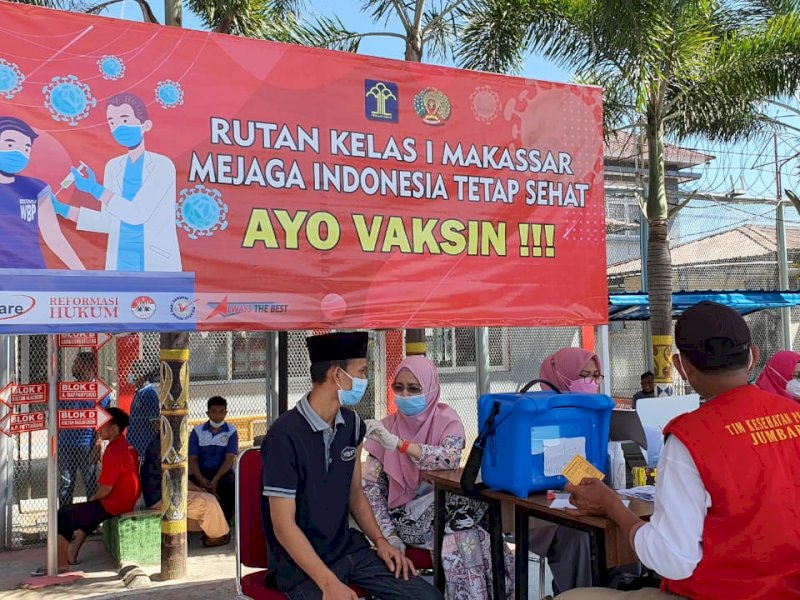Vaksinasi warga binaan Rutan Makassar.