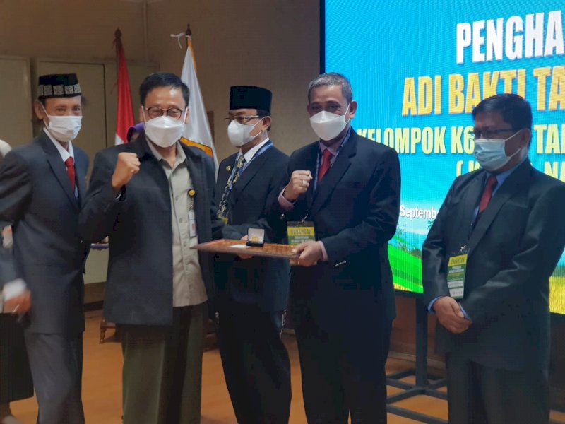 Amran Mahmud saat menerima penghargaan KTNA.