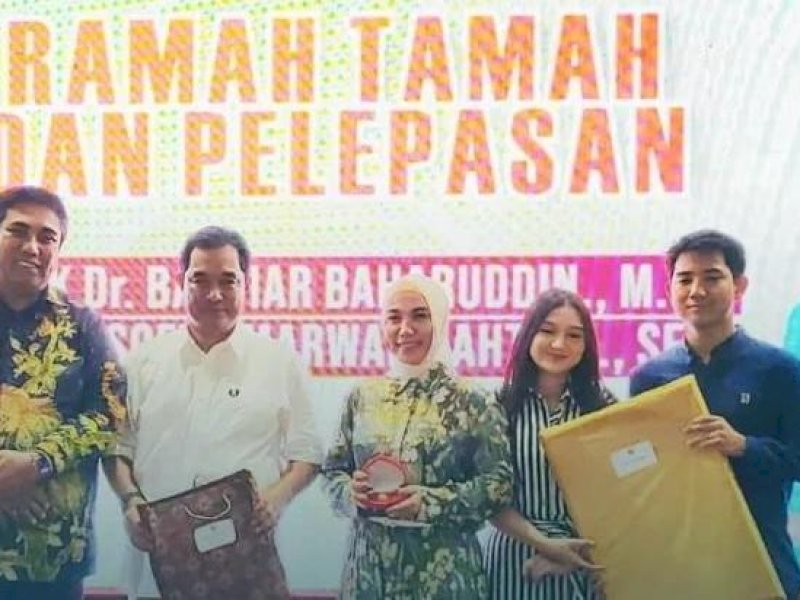 Chaidir berikan kenang-kenangan kepada Bahtiar selama menjabat di Sulsel 
