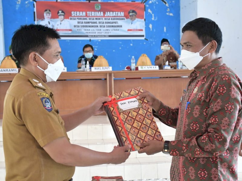 Wabup Lutra saat menghadiri Sertijab Kades Terpilih.