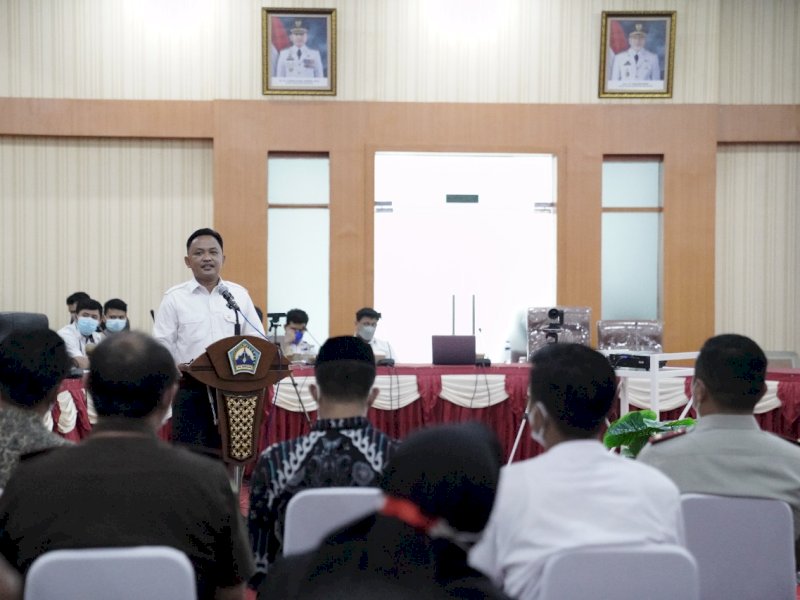 Ilham Azikin saat memberikan sambutan di pembagian sertifikat tanah untuk masyarakat Bantaeng.