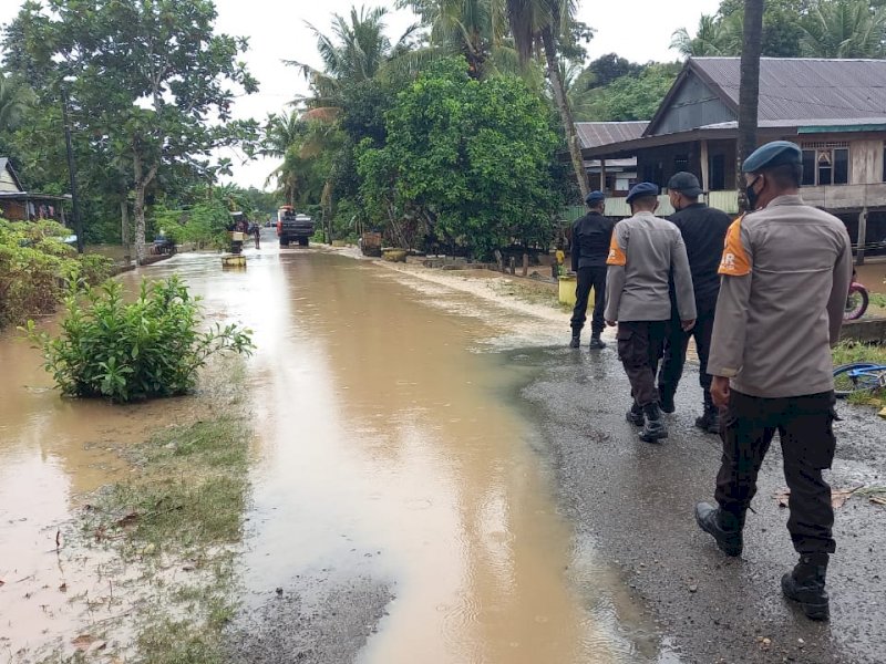 Brimob Bone saat turun ke rumah warga memberikan imbauan waspada banjir.