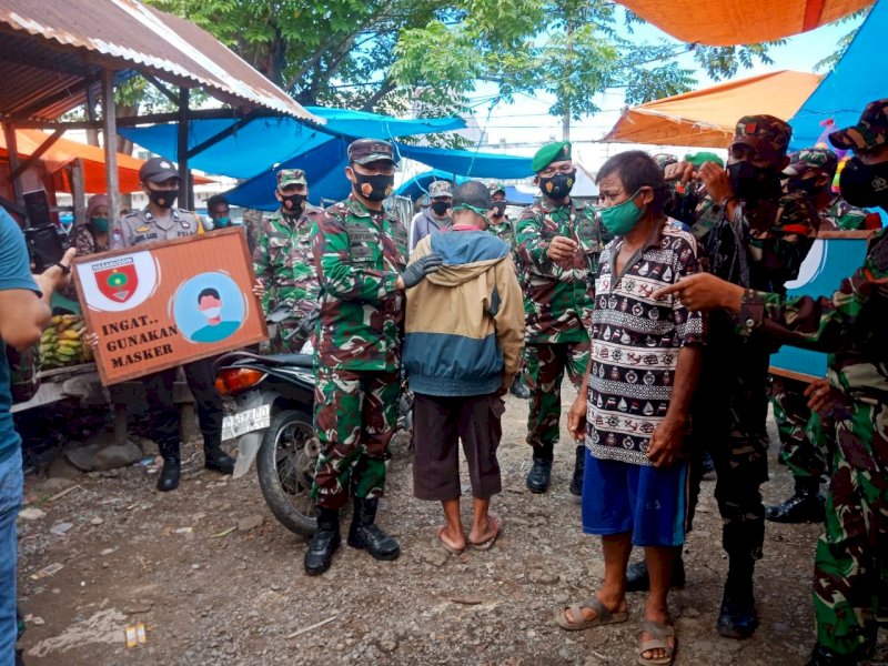 Dandim Takalar sasar pasar ingatkan warga untuk patuhi prokes, terutama penggunaan masker. (Ist)