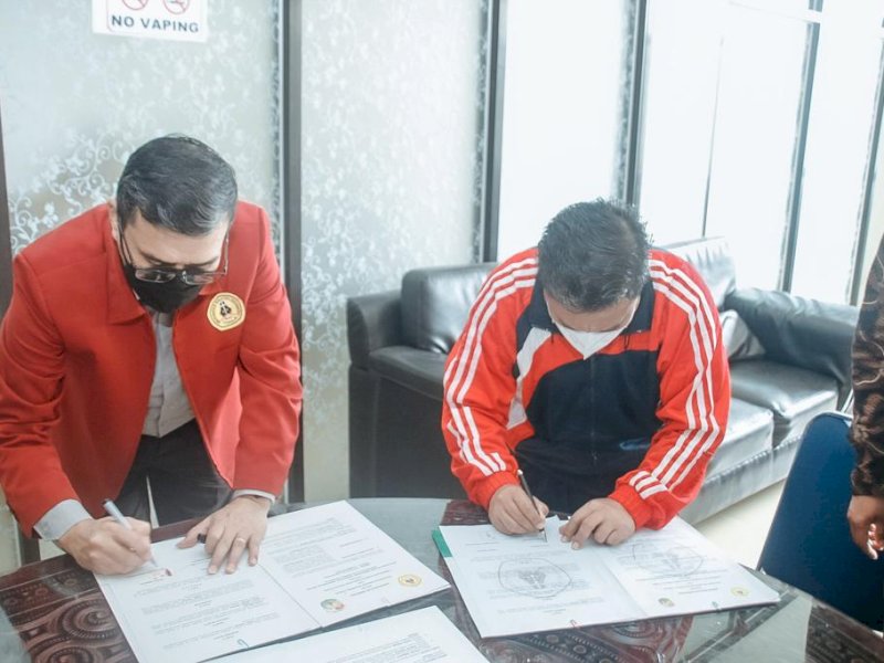 Ombas saat menandatangi MoU dengan Rektor UKI Toraja.