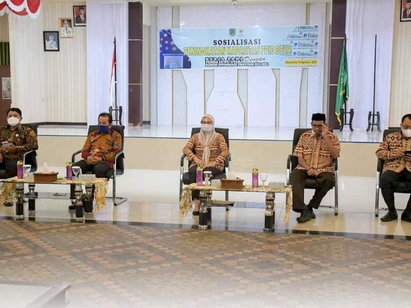 Indah Putri Indriani saat menghadiri Sosialisasi Peningkatan PPID Desa di Lutra.