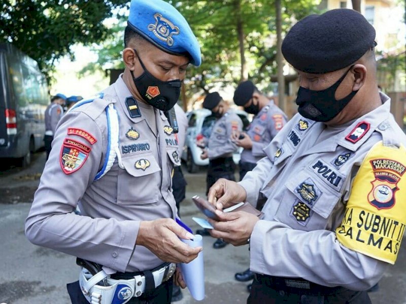 Pemeriksaan kelengkapan petugas.