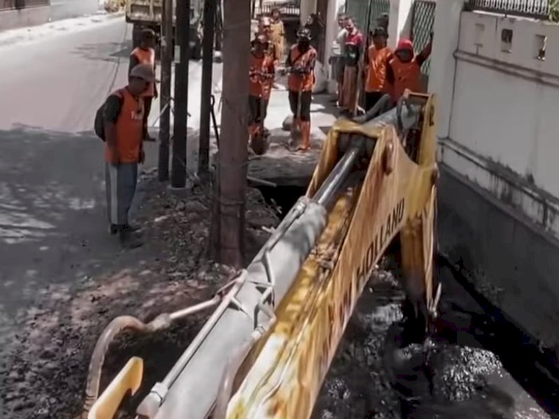 Satgas Drainase Dinas PU Makassar Normalisasi Saluran di Saelan