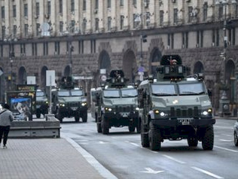 Iring-iringan tank di Kota Kiev membuat suasana makin mencekam. (int)