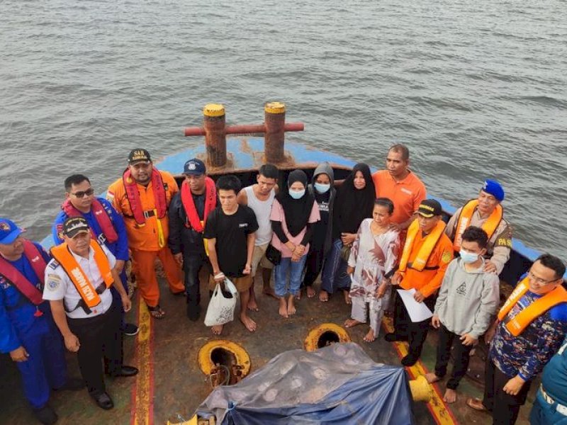 Penumpang Kapal Motor (KM) Ladang Pertiwi 02 yang berhasil selamat.