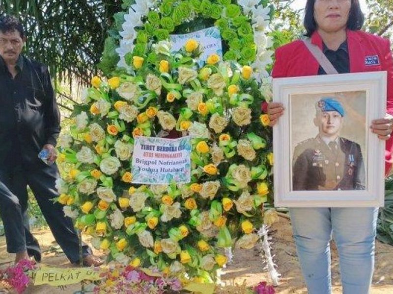 Brigadir Yosua saat pemakaman oleh pihak keluarga. 
