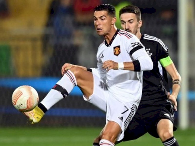 Criastino Ronaldo mengontrol bola. (int) 