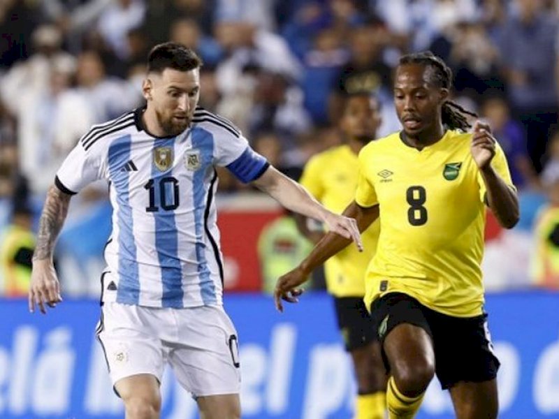 Pemain Jamaika berusaha membayangi Lionel Messi dalam laga pagi tadi. (int) 