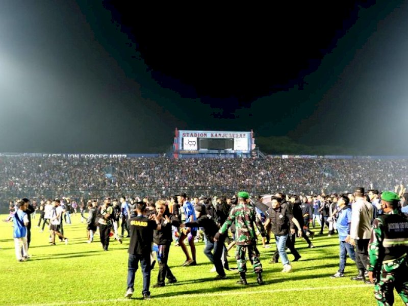 Suasana saat terjadi kerusuhan di Stadion Kanjuruhan Malang. 