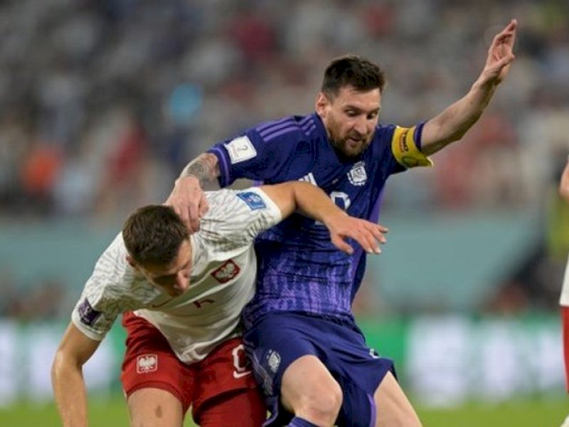 Lionel Messi berjibaku dengan pemain Polandia. (Int)