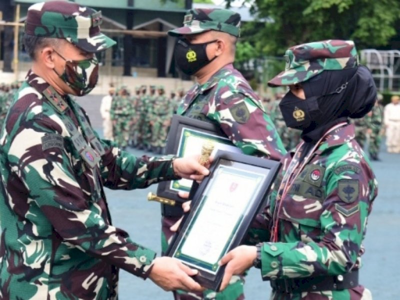Pangdam XIV/Hasanuddin Mayjen TNI Mochamad Syafei Kasno berikan penghargaan. (Foto: Ist)